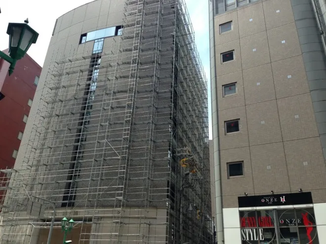 テナントビル　大規模修繕工事　神戸　足場組立作業