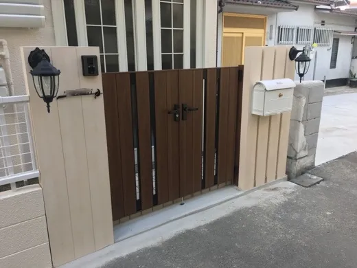 伊丹市で門扉、ベランダ屋根、庇などエクステリア工事です