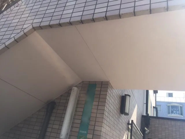 階段裏天井補修塗装工事　ケイカル補修　　階段裏塗装　西宮市