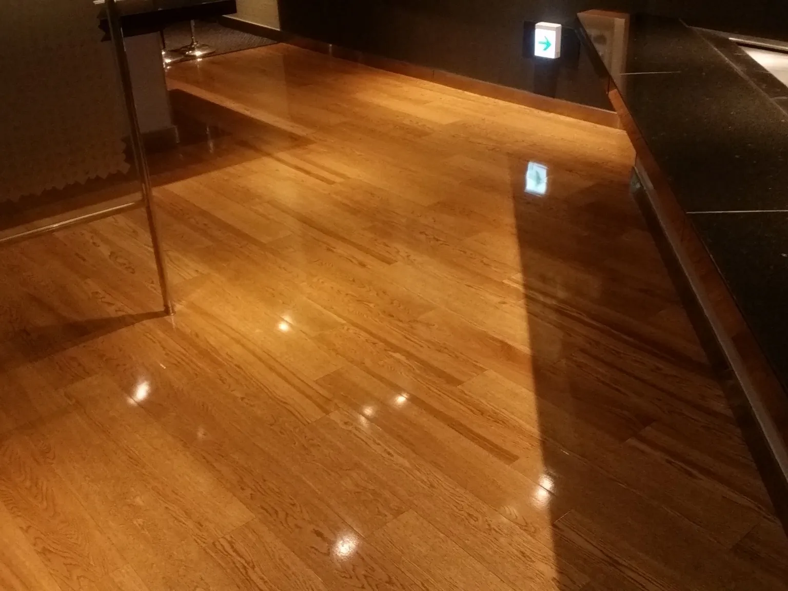 鉄板焼 K 店舗床ワックス掛け ハイテクフローリングコート　神戸