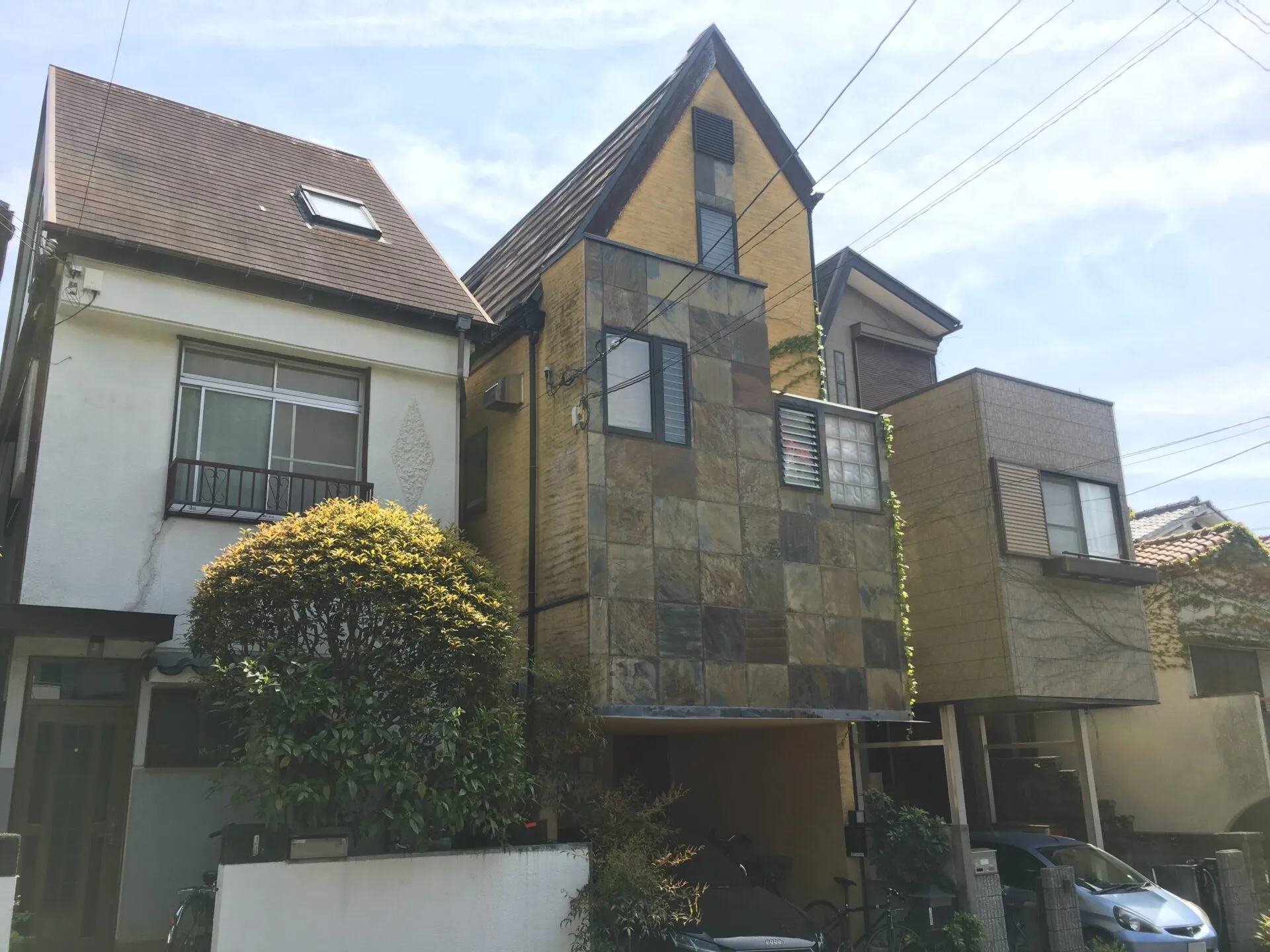 西宮市のH様邸で屋根葺替えと外壁塗装工事です。