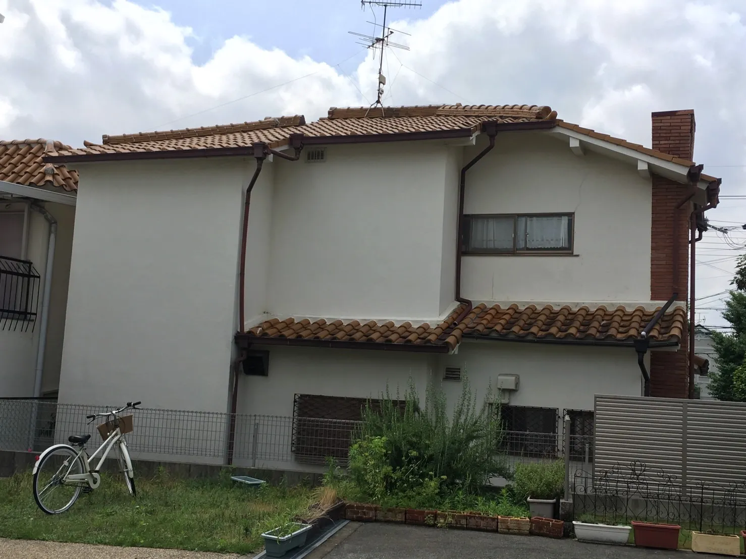 箕面市で屋根瓦をカラーベストに葺替え、外壁塗装をしました