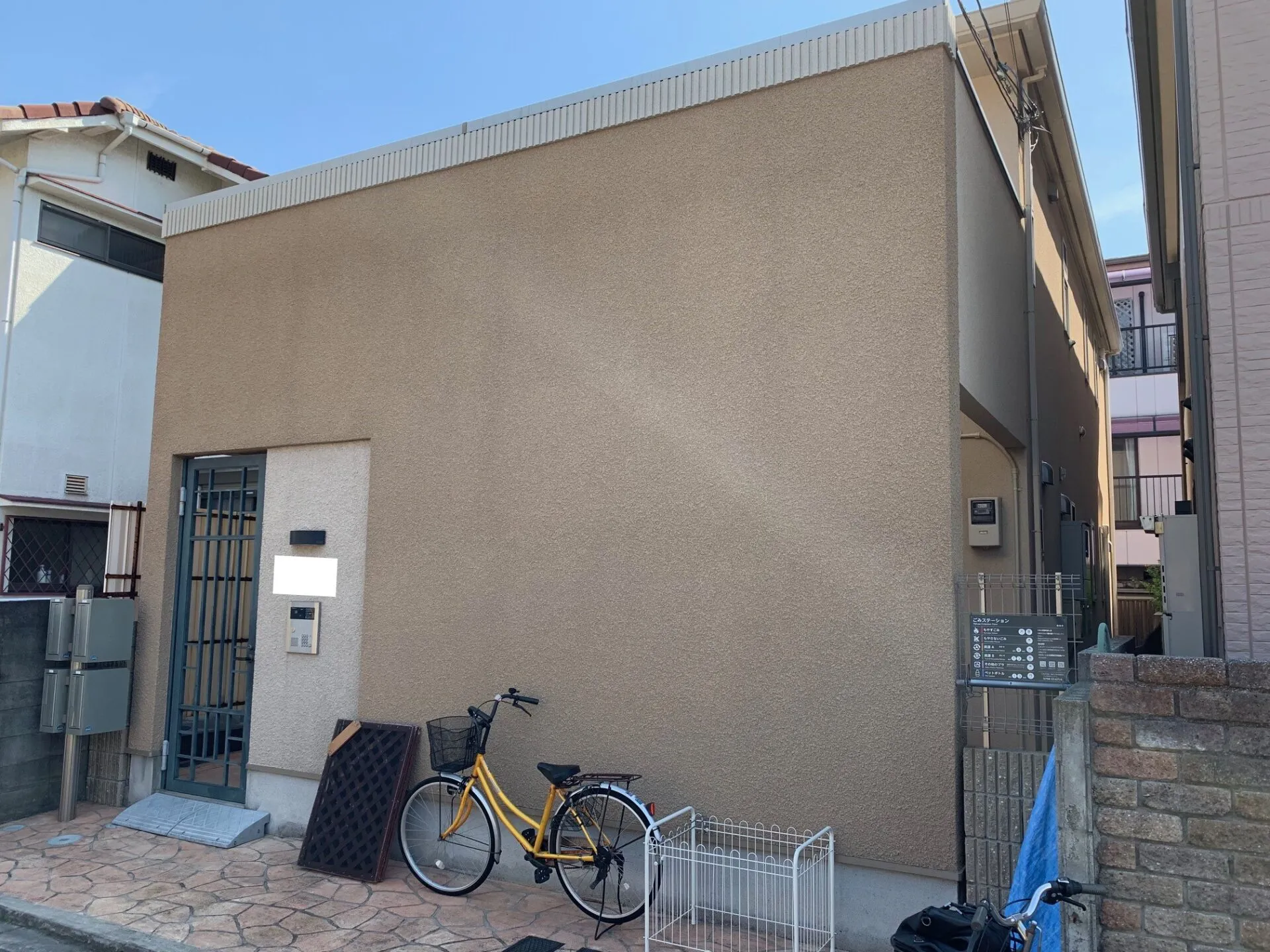 甲子園近くで4戸口集合住宅の塗装工事です。