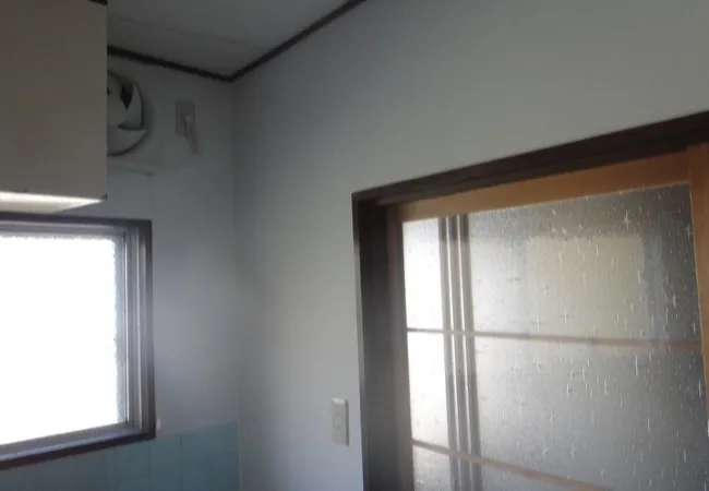 マンション室内塗装　水性塗料　室内壁塗装　神戸市中央区　