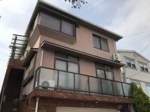 西宮市で屋根カバー工法と樋取替え、外壁塗装、ベランダ防水を施工しました。